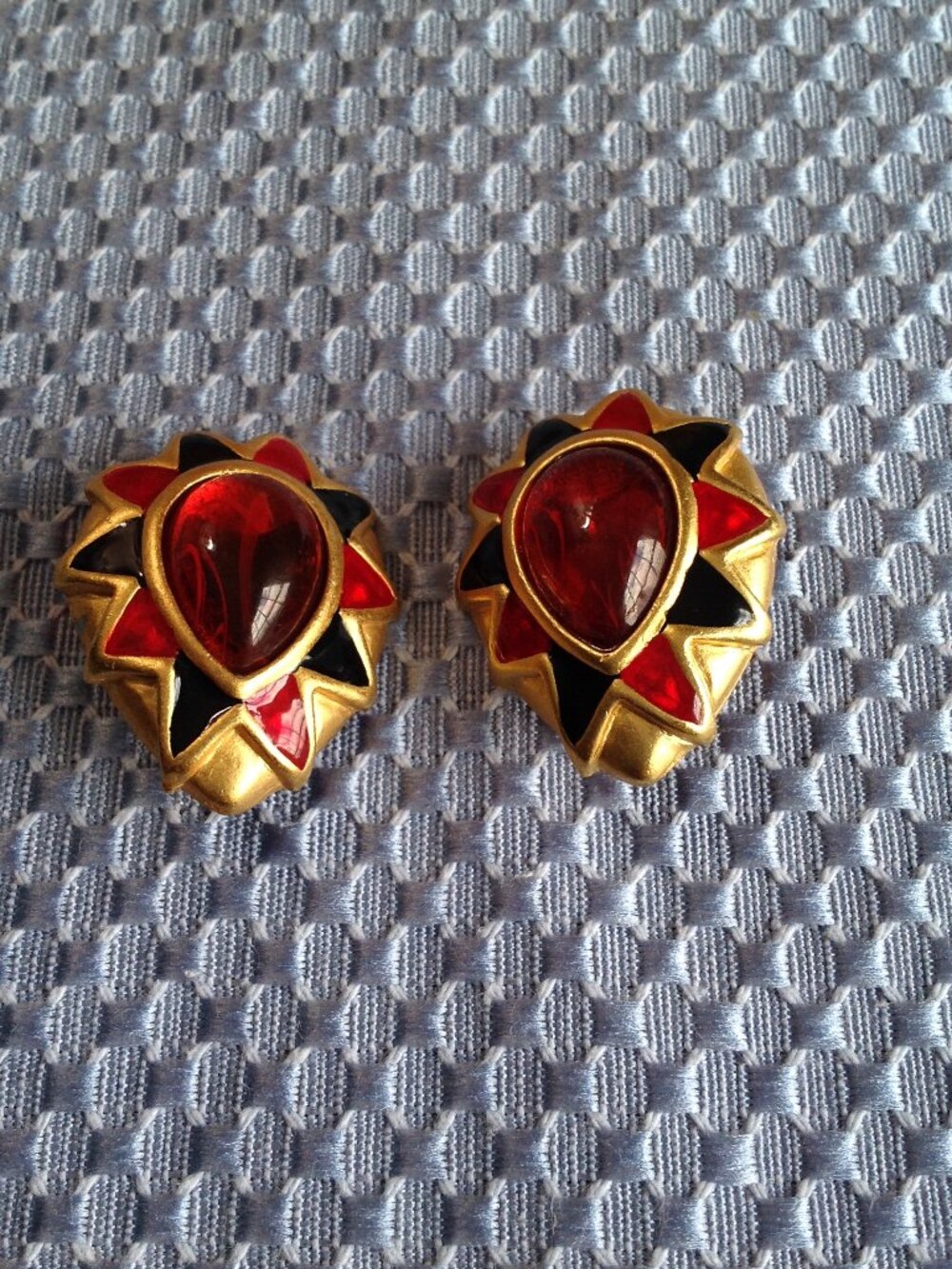 Vintage Leslie Block Teardrop Gold Tone Red Black Enamel Clip On Earrings